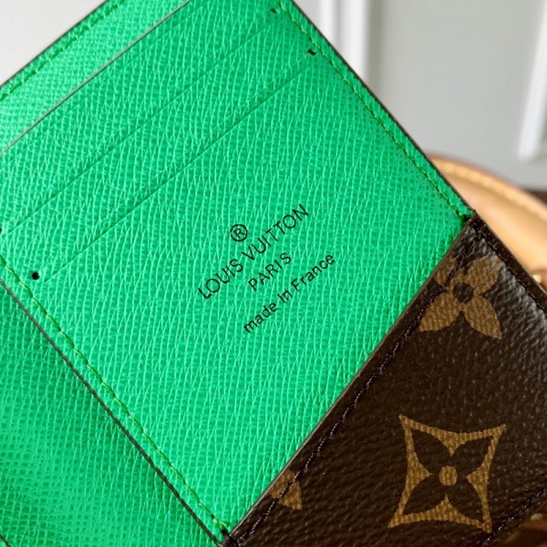 LV路易威登M81536頂級原單高仿新款口袋錢夾取材Monogram Macassar帆布，以設計師Virgil Abloh筆下的標誌性色彩點亮牛皮革細節。 內裡卡片夾層和隔層注入功能性