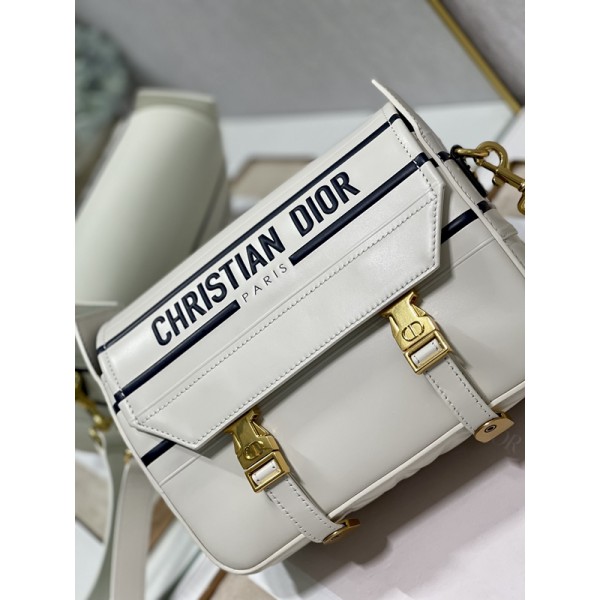 Dior迪奧頂級原單高仿22SS新款郵差包，本季新出款將經典運動風格與Dior高訂風範融為一體。 這款手袋採用光滑牛皮革精心製作，正面飾以“CHRISTIAN DIOR PARIS”標誌，底部飾以同色調橡膠星星圖案，靈感源自Dior運動鞋正面飾以“CHRISTIAN DIOR PARIS”標誌可拆卸、可調節肩帶底部飾以橡膠星星圖案型號：6619