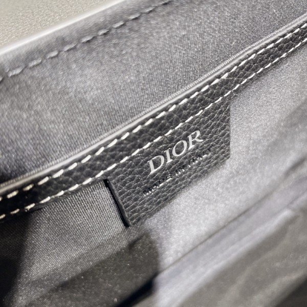 Dior迪奧頂級原單高仿22SS新款斜挎包9913斜挎包時尚而簡約採用黑色粒面牛皮革精心製作，翻蓋設計，搭配鋁扣提升格調，點綴以“Christian Dior”標誌，隔層可收納各種日常用品。 搭配可調節、可拆卸的皮革肩帶，可手提、肩背或斜挎
