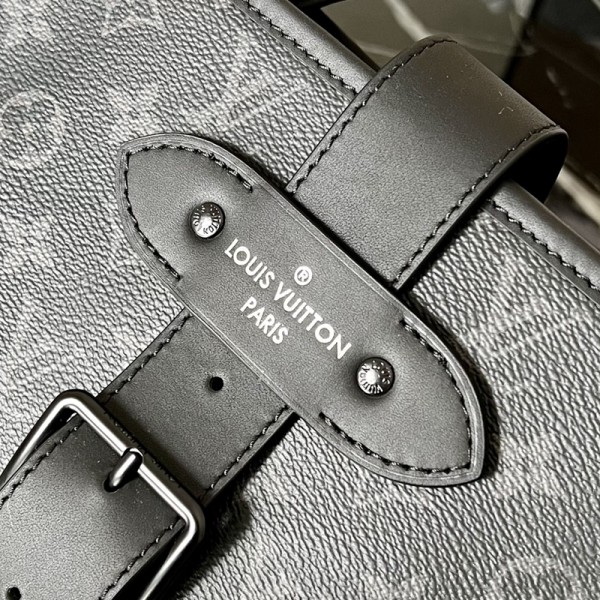 LV路易威登頂級原單M45914本款Saumur托特包Monogram Eclipse搭配彰顯品牌制箱傳統的皮革細節設計包括暗含磁扣的搭扣肩帶