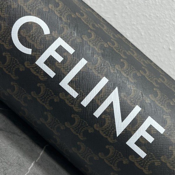 Celine賽琳頂級原單高仿新品上線 CE新出枕頭包，加長的枕頭包包型稍微固定的包身，營造出中性酷感，帆布肩帶的設計也更顯休閒隨性。 男生女生皆，帥氣滿款號：110052