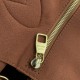 LV路易威登頂級原單高仿M45684全皮壓花Neverfull中號購物袋！ 重新設計的內袋採用了清新的織物內襯和靈感源自檔案館的復古細節，最值得稱道的莫過於可脫卸式拉鍊手包，它既可單獨作為一隻精緻手拿包使用，亦可作為額外的口袋
