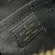 LV路易威登頂級原單高仿M59793黑色本款Alma BB手袋秉承1930年代裝潢藝術風格精髓，為形態豐盈的絎縫牛皮革刺繡Monogram圖案，搭配軋製皮革手柄和可拆卸並調節的肩帶，手提斜挎隨心轉換