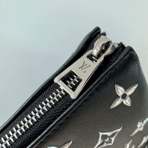 LV路易威登頂級原單高仿頂級〖COUSSin BB手袋〗M57654以柔軟的Monogram壓紋羊皮革裁出玲瓏構型，搭配華美內襯。 粗獷鏈條和皮革肩帶均可拆卸，內隔層再添功能細節
