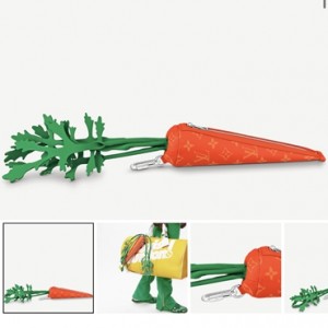 LV路易威登頂級原單Virgil Abloh為2021-22秋冬秀場帶來Carrot手拿包，以Monogram帆布塑造袖珍胡蘿蔔造型，搭配皮革“葉子”，可通過彈簧扣固定於其他手袋，釋放詼諧意趣