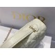 Dior迪奧頂級原單高仿lady Dior珍珠手拿包這款手拿包是本季新品，頂部搭配手柄，優雅實用，Lady Dior系列更加豐富。 採用白色羊皮革精心製作，飾以藤格紋，翻蓋設計搭配D.I.O.R.吊飾提升格調。 款式實用，設有多個隔層和卡槽，可收納各種日常用品，是日裝和晚裝的理想良伴。 頂部手柄，可拆卸鏈條以珠飾點綴更顯精緻，可手提或斜挎