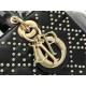 Dior迪奧頂級原單高仿Lady D-Joy新款橫版刺繡黑色珍珠包手袋是本季的全新單品，採用黑色革精心製作，以珠飾刺繡打造標誌性的藤格紋圖案，時髦典雅的設計經久不衰。 搭配淺金色飾面金屬“D.I.O.R.”吊飾，通體鑲嵌珠飾刺繡，彰顯優雅氣質。 搭配可拆卸的鏈條肩帶和可調節、可拆卸的皮革肩帶，可手提或斜挎，可拆卸鏈條肩帶，可拆卸、可調節的皮革肩帶