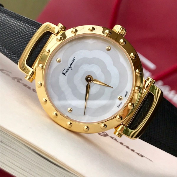 Ferragamo菲拉格慕女士腕表PVD鍍金錶殼，藍寶石玻璃，6朵雕花拼接珍珠貝母錶盤，每一層每一塊手錶都不同色彩，瑞士原裝石英機芯，小牛皮粒面錶帶，50米防水，錶徑~34mm，一錶一碼不重複，帶全套包裝一手價出