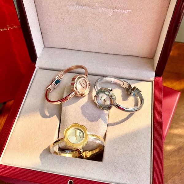 Ferragamo菲拉格慕Salvatore女士手錶，花朵造型，26mm錶徑，藍寶石玻璃，瑞士石英機芯，原廠原單尾貨！ 最新款，超級好價出。 手錶做工複雜！ 精緻細膩優雅！ 上手效果非常棒