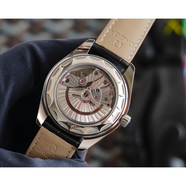 OMEGA歐米茄海馬系列這款經典而硬朗的設計，延續著歐米茄輝煌的海洋傳奇。 歐米茄海馬系列Aqua Terra別具一格的面盤設計，令人想起一望無際大海波濤，40毫米316L精鋼錶殼搭配精鋼錶帶原裝扣這款榮獲認證的天文臺錶搭載改夾板自動機械機芯你的所有注目與聆聽歐米茄與您一同期待