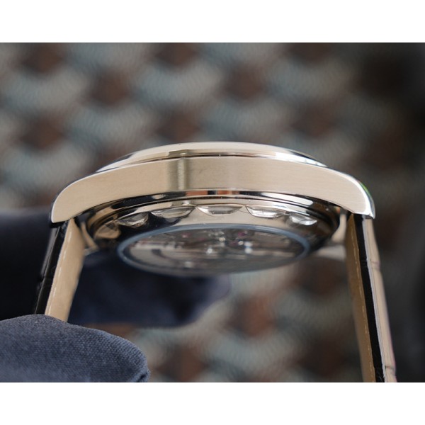 OMEGA歐米茄海馬系列這款經典而硬朗的設計，延續著歐米茄輝煌的海洋傳奇。 歐米茄海馬系列Aqua Terra別具一格的面盤設計，令人想起一望無際大海波濤，40毫米316L精鋼錶殼搭配精鋼錶帶原裝扣這款榮獲認證的天文臺錶搭載改夾板自動機械機芯你的所有注目與聆聽歐米茄與您一同期待