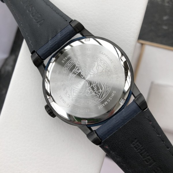 Versace範思哲專櫃最新款神秘時間石英男錶鏤空錶殼43mm錶徑雙層藍寶石玻璃中央有3D美杜莎頭像精美絕倫錶圈珐琅頂環刻有希臘回紋絕美