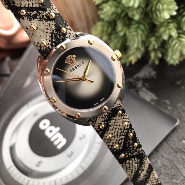 Versace範思哲系列女款ETA 802.102瑞士石英機芯，38毫米精鋼錶殼。 十六邊形錶圈，飾有鉚釘，藍寶石鏡面日輝紋錶盤帶漸變陰影效果。 12點位置飾有美杜莎頭像和Versace標識錦蛇皮錶帶飾有金屬鉚釘