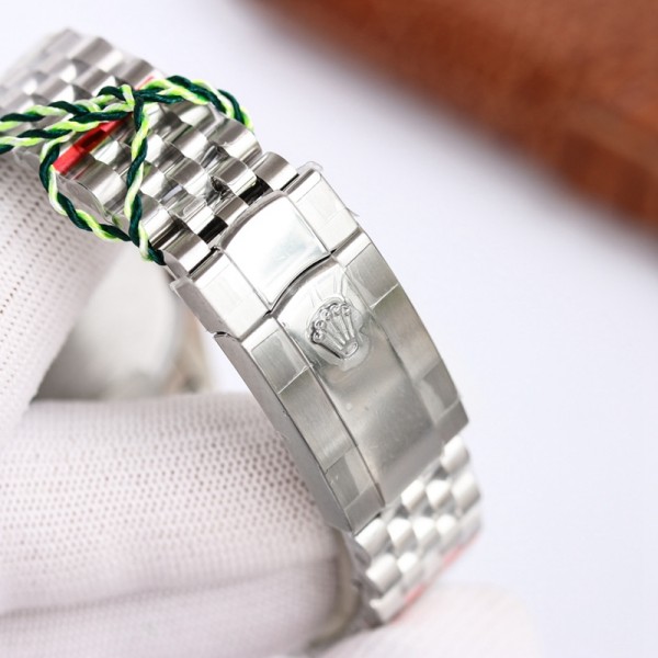 Rolex勞力士頂級原單高仿【TW Factory2022誠意之作】勞力士Rolex星期日誌型36MM系列這款腕表承載了勞力士很多的經典元素：狗牙圈、經典五株五件拼裝錶帶、泡泡鏡、大金表等等，這個系列腕表腕錶自誕生之日，就一直是勞力士最具標誌性和辨識度的錶款，彰顯品牌形象，家族的門面，體現出個性、品味、 魅力、實力！