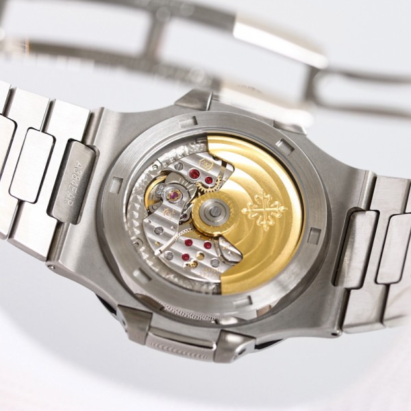 PATEK PHILIPPE百達翡麗頂級原單獨特的紅螺[666] 2022鸚鵡螺情人節帶著一絲的愛強勢打造，以百達翡麗鸚鵡螺5711經典的不銹鋼材質製作錶圈和錶帶。 整個錶盤則採用經典的“獨特紅色”進行裝潢，同時刻有“Patek Philippe Geneva”品牌名稱，合作雙方的特點可謂是一目了然