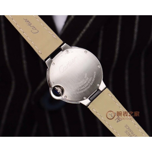 Cartier卡地亞腕表臺灣廠藍氣球V12版本全系列機械，石英齊全，（42，36，33尺寸合拍圖，認准底蓋碼745565xx3489），這個系列的腕表在卡地亞制表業中以風格細膩，格調優雅著稱，當然此腕表一定具有這樣的特質。 精鋼錶殼的色澤度使得腕表如氣球般輕盈，幽藍的錶冠好似不聽話的偏離了原本擬定的軌跡，就像是情侶間的嬉嬉鬧鬧。 羅馬數字時標在錶盤上顯得復古深邃，有著扭索雕紋和劍形指針的裝潢