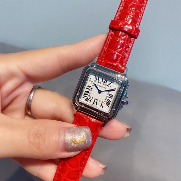 Cartier卡地亞腕表升級版鱷魚紋義大利小牛皮錶帶Cartier卡地亞獵豹手錶，華麗而不羈，是Panthère de Cartier獵豹所傳達的美學風格。 它線條流暢，魅惑動人，柔軟服帖於腕間，宛若在肌膚上翩翩起舞。 獨特的造型彰顯成熟優雅、自信動人的女性形象。 錶殼一體成型，尺寸27mm中號搭載原裝瑞士石英機芯，316L精鋼殼套搭配美洲高光鱷魚皮錶帶錶冠鑲嵌一顆合成藍色尖晶石，鍍銀錶盤，劍形藍鋼指針，100%防水