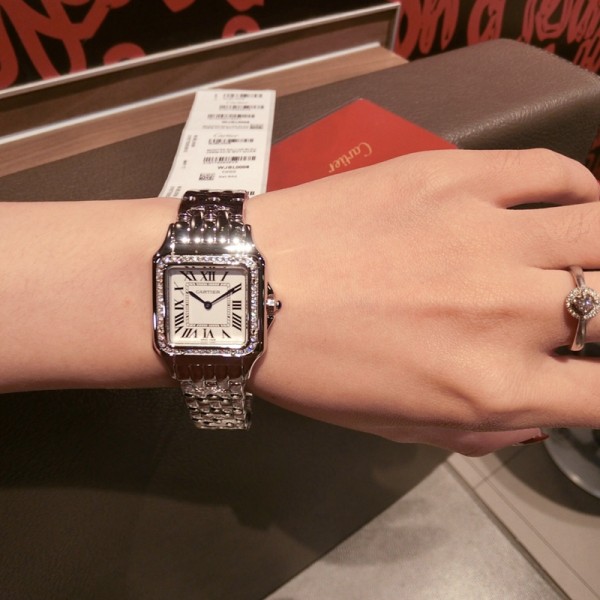 Cartier卡地亞腕表獵豹手錶，華麗而不羈，是Panthère de Cartier獵豹所傳達的美學風格。 它線條流暢，魅惑動人，柔軟服帖於腕間，宛若在肌膚上翩翩起舞。 獨特的造型彰顯成熟優雅、自信動人的女性形象。 錶殼一體成型，尺寸27mm中號搭載原裝瑞士石英機芯，316L精鋼殼套，錶冠鑲嵌一顆合成藍色尖晶石，鍍銀錶盤，劍形藍鋼指針