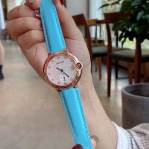 Cartier卡地亞腕表高品質，Ballon Bleu de Cartier卡地亞藍氣球腕表奢華系列，百搭尺寸36mm，簡約又別具品味，搭配陶瓷錶帶鑲鑽摒弃了現代盛行的繁複華麗的修飾，以簡約重新詮釋唯美，打造獨家高品質，採用斯華洛水晶鑽石製作出錶盤優雅精緻高貴氣質盡顯無漏