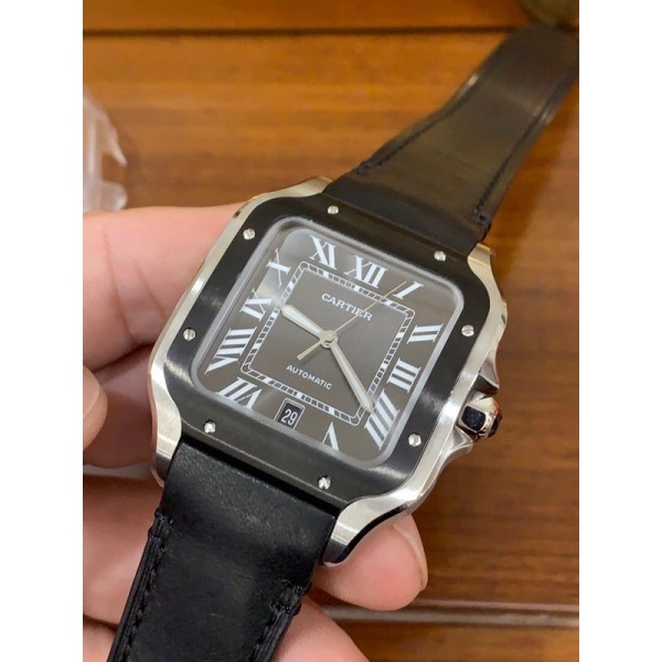 Cartier卡地亞SANTOS系列腕表1 ⃣ ️鏡面：藍寶石玻璃錶鏡2 ⃣ ️錶帶：精鋼錶鏈、義大利牛皮錶帶3 ⃣ ️錶殼：精鋼、ADLC碳鍍層4 ⃣ ️錶冠：精鋼錶冠、鑲嵌黑色多切面合成尖晶石5 ⃣ ️錶盤：灰色6 ⃣ ️尺寸：47.5X39.8X9.38mm 7 ⃣ ️機芯：進口9019機