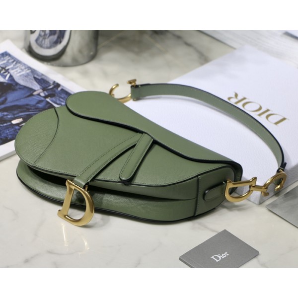 Dior迪奧頂級原單橄欖綠【Dior saddle手掌紋系列】M9001 Be a classic with classics時尚易逝經典永存時尚是個輪回馬鞍包從最初的誕生開始，一路見證了IT Bag到Anti-IT Bag，對於馬鞍包的愛