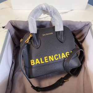 Balenciaga巴黎世家顛覆潮流的大字母貝殼包～年度時尚界的頂端，街頭風絕版的個性魅力款