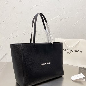Balenciaga巴黎世家頂級原單的走秀同款托特包獨特的黑色皮質手柄與包面黑色邊框完美融合一體，設計簡單新穎。 相當有質感，很厚實但又不失柔軟