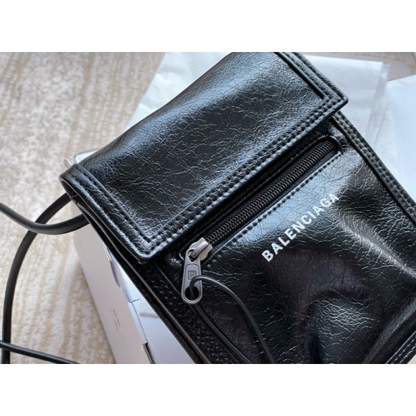Balenciaga巴黎世家頂級原單手機包細膩柔軟的袋身與硬朗挺闊的底部背起來特別舒服