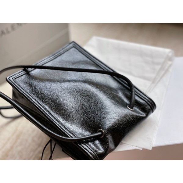 Balenciaga巴黎世家頂級原單手機包細膩柔軟的袋身與硬朗挺闊的底部背起來特別舒服