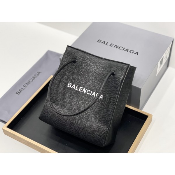 Balenciaga巴黎世家頂級原單超實用的.上班通勤好包包非常喜歡用tote作為通勤包能裝又好搭配終於找到一款不爛大街的款牛皮質地非常耐用，簡約的字母，休閒不做作巴黎世家Balenciaga而且這個尺寸能裝又不大隨性中帶著一點收斂感超級推薦