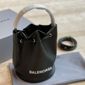 Balenciaga巴黎世家頂級原單水桶包wheel抽繩黑色尼龍包輕便又百搭！ 級推薦