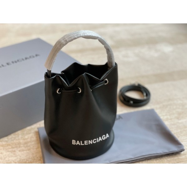 Balenciaga巴黎世家頂級原單水桶包wheel抽繩黑色尼龍包輕便又百搭！ 級推薦