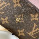 LV路易威登頂級原單M62361老花粉色！ 金扣小巧玲瓏卻極為實用，此款多彩信封式零錢包是現代女性都市生活中的完美伴侶。 身材小巧，輕鬆收入包袋甚至衣袋之中