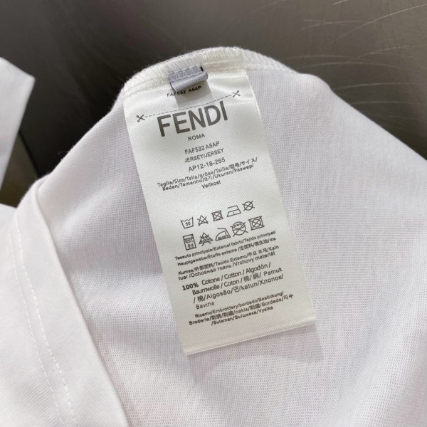 FENDI芬迪最新最頂級版本胸前經典芬迪皮牌小怪獸下擺fendi刺繡字母圖案時尚簡約潮流短袖