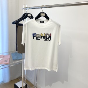 高仿精品FENDI芬迪頂級高仿2024新品白色短袖T恤帥氣時尚胸前頂級印膠裝潢字母logo簡約百搭款