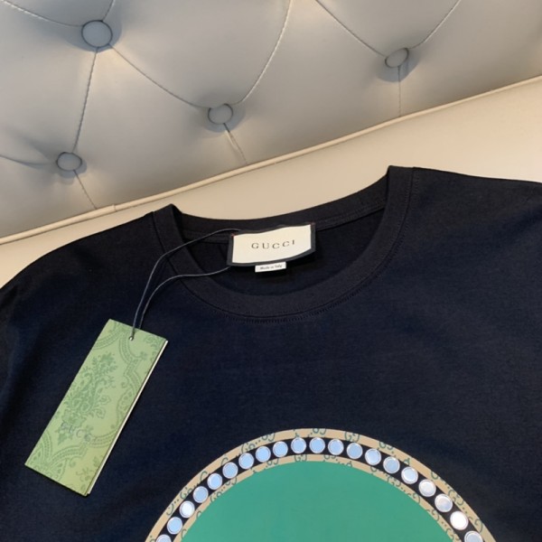 Gucci古馳頂級原單2022春夏最新款聯名kaws限定系列数位直噴印花+定位圓形金屬銀鑽短袖t恤