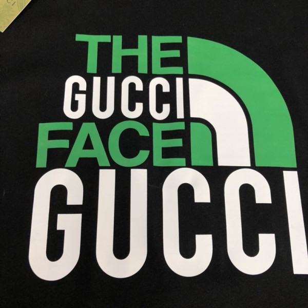 Gucci古馳頂級原單高仿GUCCI古馳The North Face ® 北面聯名款，22FW春夏新品，時尚潮流T恤短袖，專櫃同步有售，頂級印膠工藝字母圖案logo，檔次極高，舒適透氣，上身帥氣