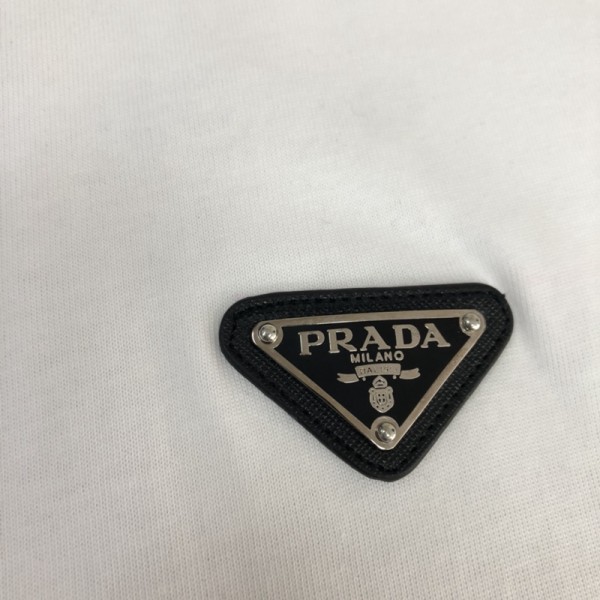 Prada普拉達頂級原單經典金屬徽標logo簡約T恤，袖子印花板型設計上身效果超好完美細節處理