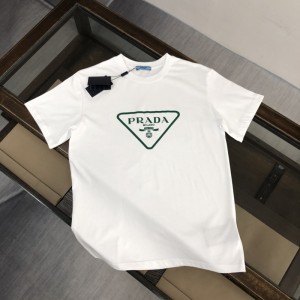 Prada普拉達頂級原單22新款三角綠色字母印花T恤，板型設計上身效果超好完美細節處理