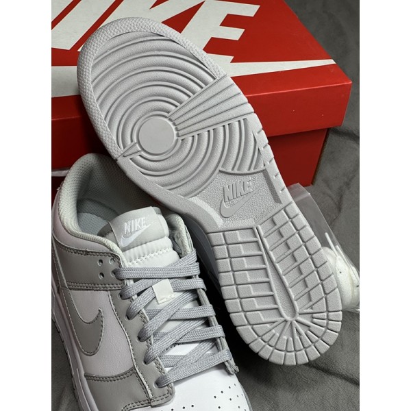 頂級原單Nike耐克男女鞋灰白Logo標誌橡膠華夫格橡膠外底上的側面和鞋墊上壓印著Sarai的聯名標誌，彰顯聯名身份塑造具有開創性的Sacai前衛造型，讓你擁有舒適與潮流並行的百搭款