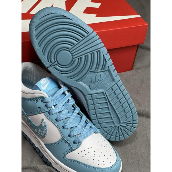 頂級原單Nike耐克DH4401-100白藍腰果花男女鞋Logo標誌橡膠華夫格橡膠外底上的側面和鞋墊上壓印著Sarai的聯名標誌，彰顯聯名身份塑造具有開創性的Sacai前衛造型，讓你擁有舒適與潮流並行的百搭款