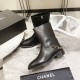 Chanel香奈兒頂級原單高仿22年新款走秀款鏈條靴上線！ 金屬鏈條飾物加持，時尚大方優雅融為一體。 小香風簡約氣質風延續，上脚氣場全開！ 鞋面：小牛皮內裏：羊皮墊腳：羊皮鞋底：開模橡膠耐磨大底跟高：2.5cm筒高：7.5