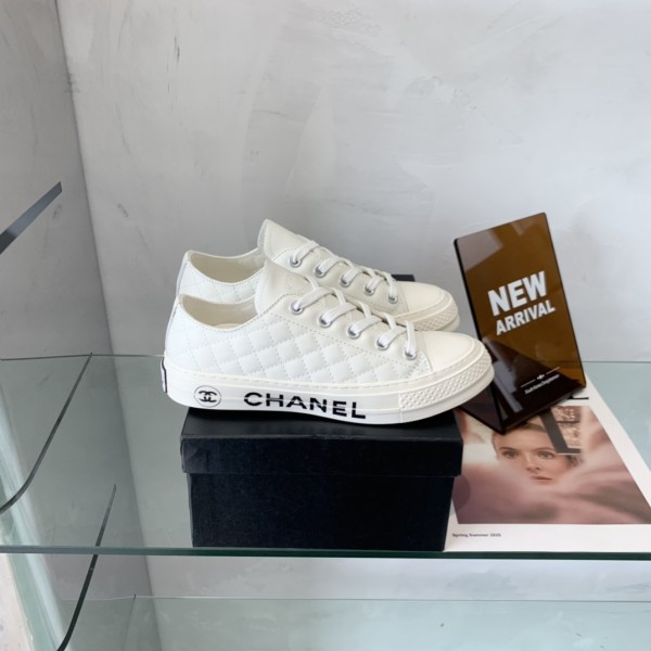 CHANEL香奈兒女士Chanel X Converse匡威聯名款菱格小白鞋———————————本季主推王炸單品，簡約百搭小白鞋，洋溢著青春活力，少女心爆棚
