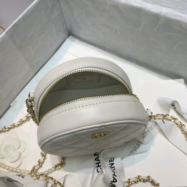 CHANEL 香奈兒圓餅珍珠鏈條包這只圓餅美透了雙c logo由小珍珠組成鏈條串搭配珍珠 美到極致 女 包單肩包斜挎包 手提包 68002 