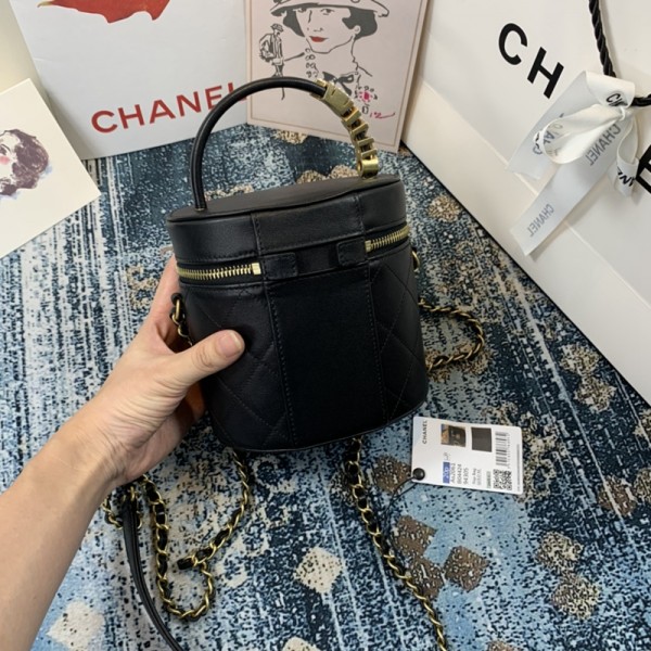 CHANEL香奈兒女士包包限量版小水桶很特別，很漂亮的款式肩帶的五金字母上還鑲著珍珠女單肩包斜挎包手提包AS2061