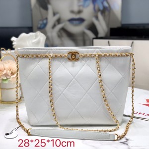 香奈兒Chanel新款購物袋chanel包包推薦超美的香奈兒雙C logo就在包前，包身是簡約大氣的鑽石菱格材質是柔軟的包包鏈條採用的是金色