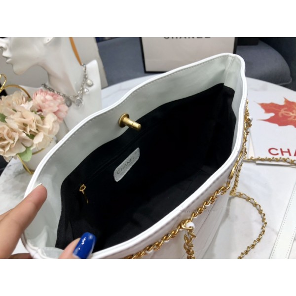 香奈兒Chanel新款購物袋chanel包包推薦超美的香奈兒雙C logo就在包前，包身是簡約大氣的鑽石菱格材質是柔軟的包包鏈條採用的是金色