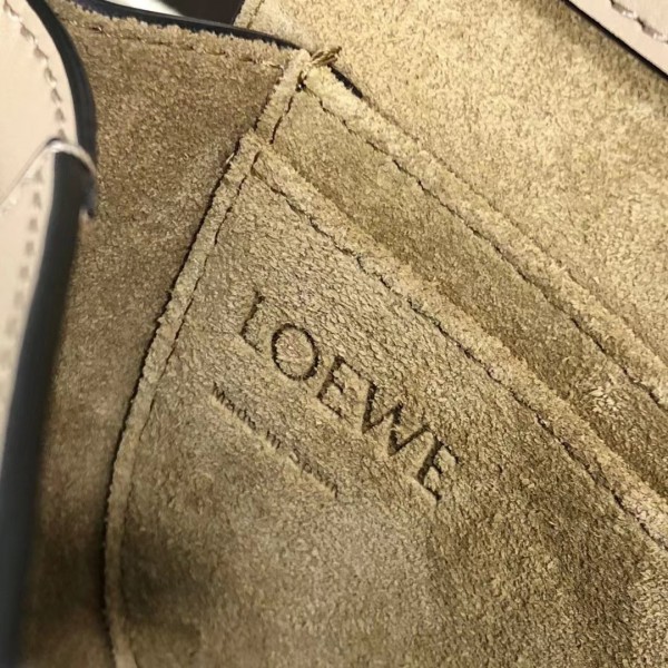 Loewe羅意威1:1高仿包MINI gate dual馬鞍手袋包身採用非常柔韌光滑小牛皮內裡麂皮內寘兩個卡槽