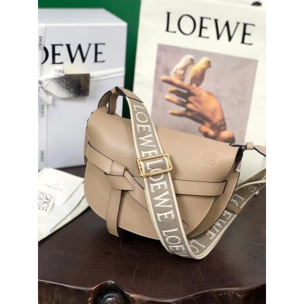 Loewe羅意威頂級原單經典造型手袋馬鞍包身採用非常柔韌光滑小牛皮內裡麂皮內寘兩個卡槽