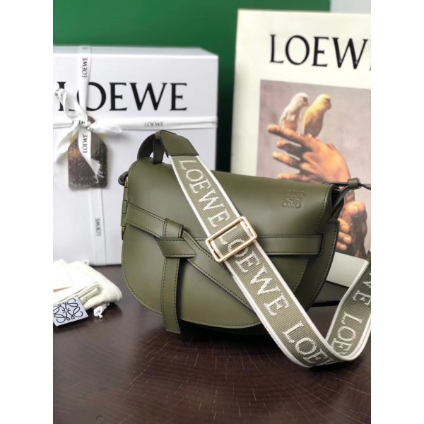 Loewe羅意威A貨包包經典造型手袋馬鞍包身採用非常柔韌光滑小牛皮內裡麂皮內寘兩個卡槽
